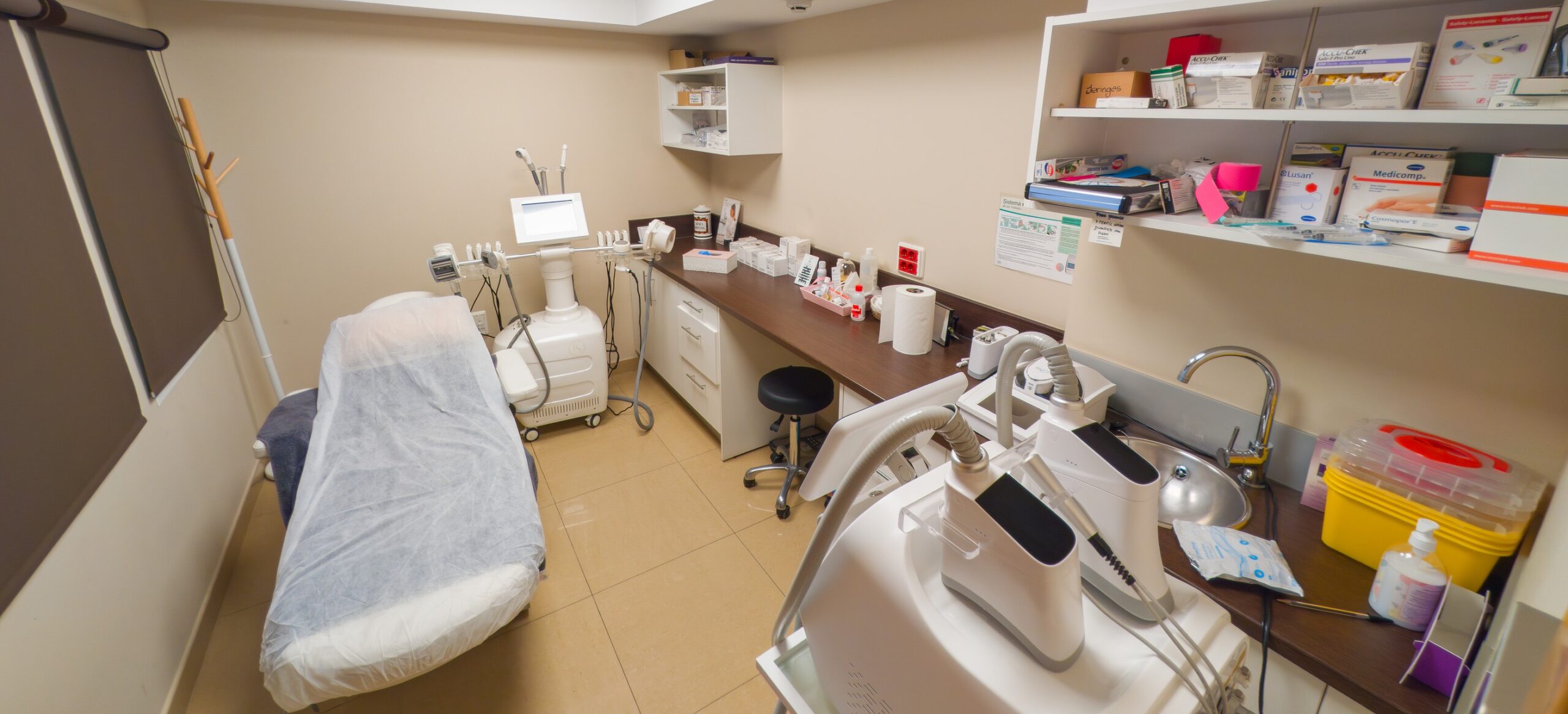 Se muestra la cara de una mujer con una máquina de rayos ultravioleta